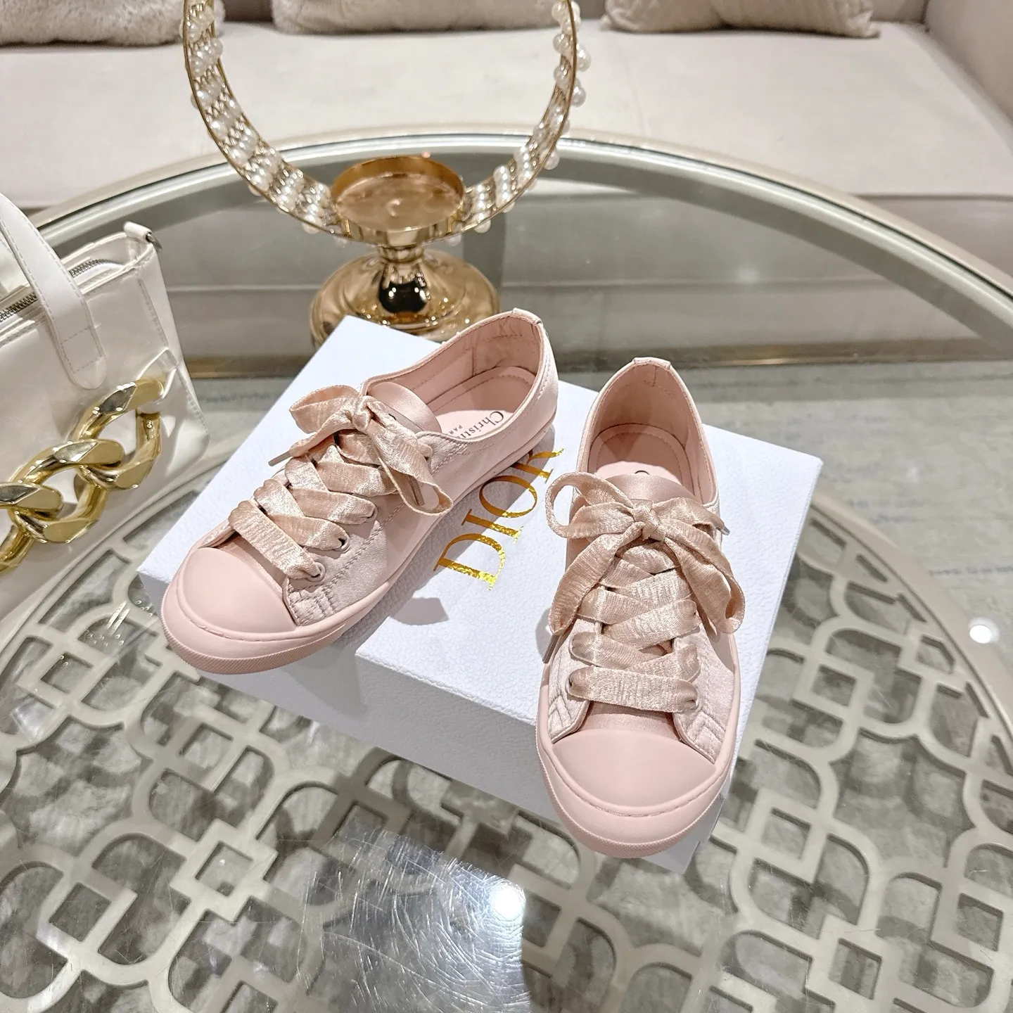 👟👟Ex-factory price 520👟👟 DIOR Dior's 2025 latest lucky satin casual shoes thin-soled shoes. Many celebrity Internet celebrities planted Chanristian Dior logo buckles. The designer really understands the needs of girls in summer. This new product Lucky thin-soled shoes are as cute as her name. The thin sole + shallow mouth design makes the whole pair of shoes very light and easy to wear. Fabric: Satin with wide satin laces of the same color. They are so beautiful that they are speechless in the sun. The soft shoe body looks like stepping on clouds with socks and culottes. It is windy and lazy when walking. It gives you the "effortless" elegance when you take a shot. Outsole: Original molded TPU outsole Size: 35-41 (41 is custom-made and cannot be returned or exchanged)